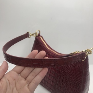 กระเป๋าสะพายหนังจระเข้สีแดงเบอร์กันดี กระเป๋าถือผู้หญิง สายสะพายเดี่ยว กระเป๋าสะพายข้างแบบมีซิป - Product Image 1