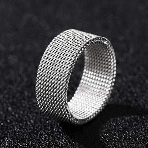 Anello Minimal Weave Unisex, Gioiello da Dito alla Moda per Uso Quotidiano - Product Image 1