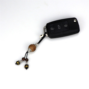 Llavero de madera con cuentas y detalles metálicos, portátil para bolso o llaves de coche, accesorio de moda para hombres y mujeres - Product Image 4