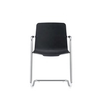 Chaise de salle de réunion de conférence à base traîneau chaise empilable en plastique noir avec bras