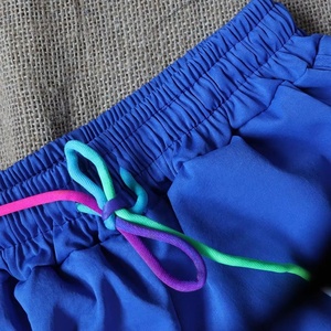 Pantalones Cortos Deportivos Azul Brillante con Logotipo Personalizado, Tela de Secado Rápido, Cintura con Cordón Ajustable, Dobladillo Dividido, para Deportes y Running - Product Image 3