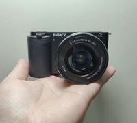 Sony ZVE-10 95% Neuf Ensemble Complet Appareil Photo Hybride 24MP Type Télémètre avec Objectif 16-50mm Écran Tactile Rabattable 4K pour Selfies et Voyages