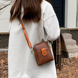 กระเป๋าใส่โทรศัพท์แบบสะพายข้างสำหรับผู้หญิง สีน้ำตาลขนาดเล็ก สายปรับได้ ปิดด้วยซิป เหมาะสำหรับชุดลำลองทุกวัน - Product Image 2