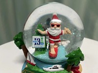 Thème de noël 3d personnalisé surf Santa sculpture statue dessin animé figurine résine artisanat boule à neige vacances art affichage cadeaux souvenir