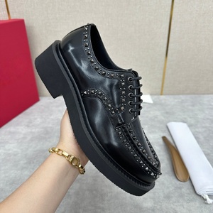 Chaussures décontractées pour hommes en cuir neuves et personnalisées de luxe, avec des rivets tendance et des chaussures en cuir décontractées - Product Image 2