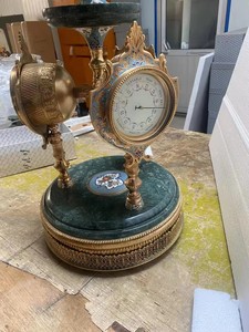 Reloj de Mesa Mecánico de Latón Estilo Vintage Francés del Siglo XX, Imitación Antigua (24K Dorado), con 3 Esferas, Termómetro y Barómetro - Product Image 4