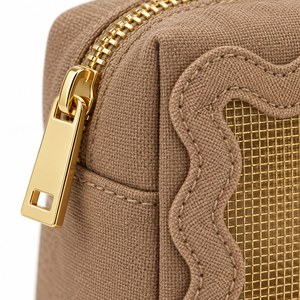 Pochette cosmétique en toile marron latte avec bordure ondulée en maille dorée, fermeture éclair, logo personnalisé, cadeau - Product Image 2