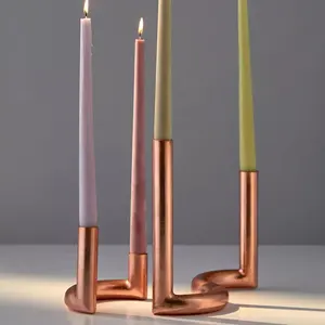 Bougeoir conique en bronze courbé Lanterne élégante en métal pour la décoration intérieure ou les services religieux - Product Image 1