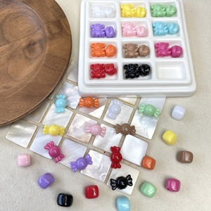 Cuentas acrílicas sueltas de agujero recto pequeñas, con diseños de caramelo, rombo, oso abrazando y estrella de mar, para kit DIY de cadena de teléfono y accesorios de joyería - Product Image 2