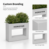 Bac à plantes rectangulaire creux en métal blanc au design moderne pour la décoration florale des halls d'hôtels, des terrasses, des piscines et des cours.
