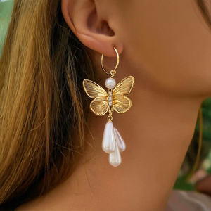 Pendientes de Moda con Diseño de Mariposa Chapados en Oro con Perlas Colgantes para Mujer - Product Image 3