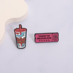 Épingles en alliage <span class=keywords><strong>de</strong></span> zinc émaillées, stylées et amusantes, avec des mots tendance d'Internet (Juice TICKET DELULULAND), personnalisables, pour sacs à dos et badges <span class=keywords><strong>de</strong></span> revers - Product Image 3