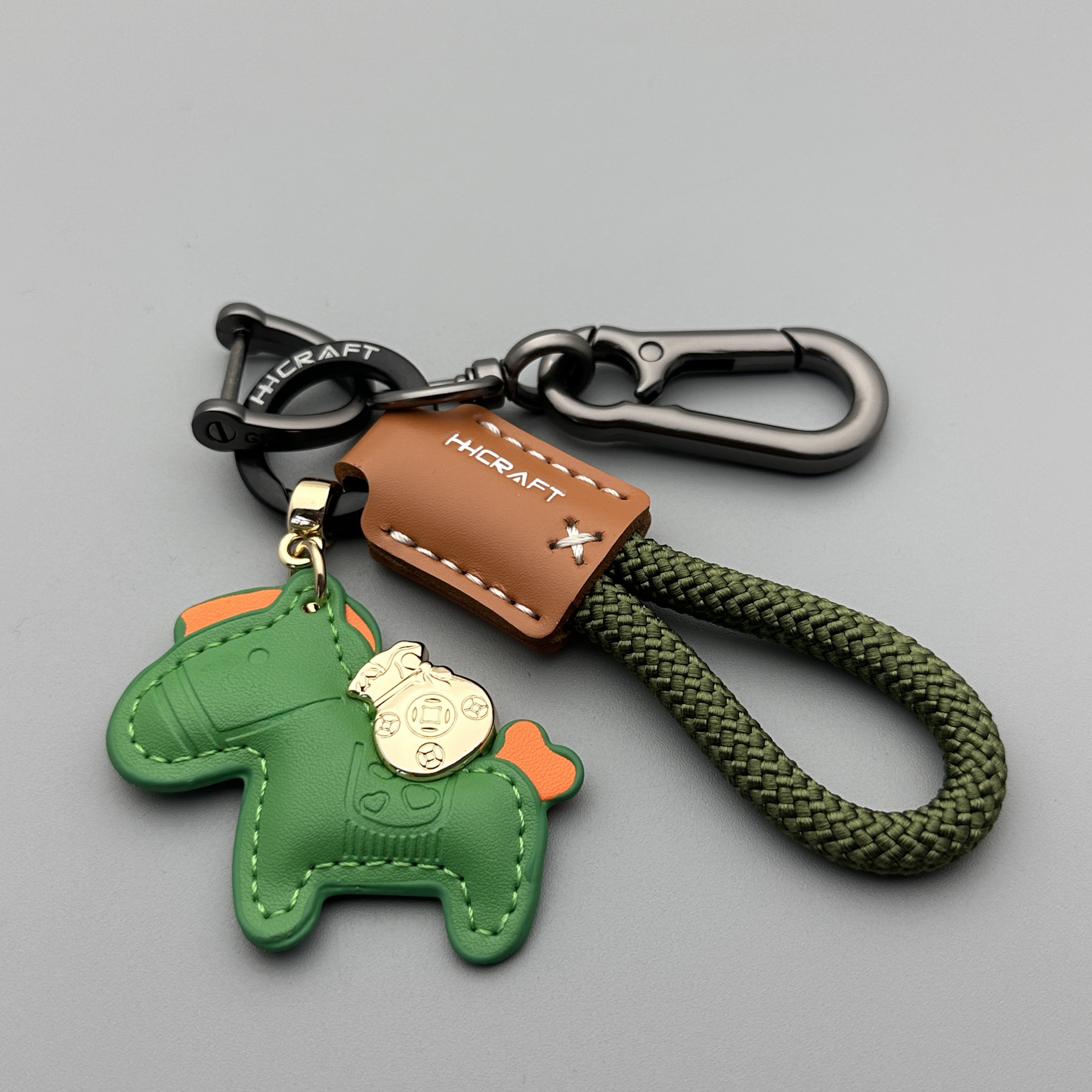 Cuero marrón, cuerda verde, pony verde, hebilla de ocho caracteres.