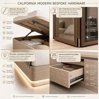 Lit plateforme tatami intégré de style côtier californien moderne avec armoire en verre cannelé pour chambre ensoleillée