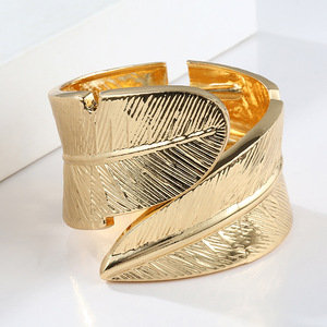 Grand bracelet fantaisie en or, bijou de style vintage, pas de ternissement, pas cher, en promotion - Product Image 5