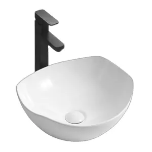 อ่างล้างมือเซรามิกทันสมัยสีขาวพื้นผิวทึบดีไซน์รูปทรงไม่สม่ำเสมอสำหรับห้องน้ำ