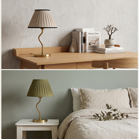 Lampe de table avec abat-jour en tissu ondulé, base en métal incurvée dorée, lampe de chevet décorative pour chambre à coucher, salon, décoration de la maison