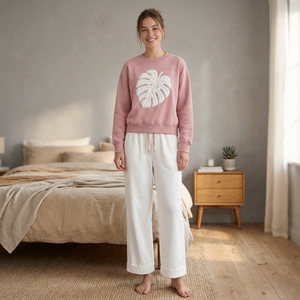 Ensemble décontracté 2 pièces pour femme : Sweat-shirt rose à col en V et pantalon blanc à jambes larges avec applique feuille, taille élastique, coupe ample - Product Image 1