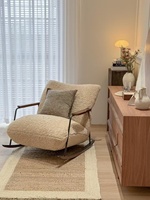 Fauteuil inclinable à bascule de style médiéval pour salon, chaise longue vintage en laine d'agneau, couleur crème, pour une détente décontractée