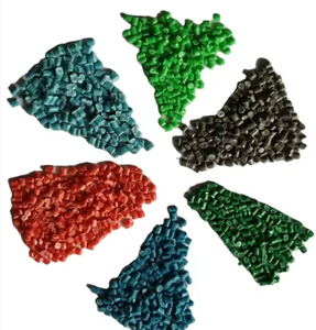 Gránulo de PVC Fabricación de zapatos de goma Azul, púrpura, rojo Gránulo de PVC negro Plástico reciclado Zapatos de lluvia Precio al por mayor - Product Image 1