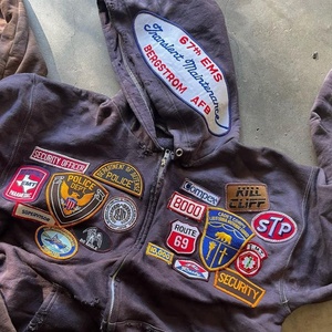 เสื้อฮู้ดดี้ผ้าถักสำหรับผู้ชาย แต่งลายปักแบบดิสเทรส พร้อมผ้าฝ้ายปะติด ตกแต่งด้วยเทคนิคย้อมสีแบบวินเทจ ซันเฟด คัสตอม แอซิดวอช - Product Image 3