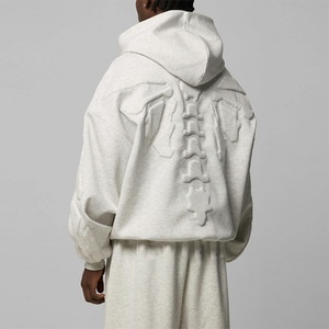 เสื้อฮู้ดดี้ผู้ชายแบบโอเวอร์ไซส์ ผ้าคอตตอนผสม 350 กรัม บุขนด้านใน ทรงหลวม ไหล่ตก ปักลายนูน ผลิตตามสั่งจากโรงงาน - Product Image 1