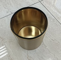 Poubelle à bascule dorée compacte en acier inoxydable, idéale pour la salle de bain, la cuisine et le bureau, fabriquée à la main en Inde