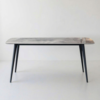 Ensemble table et chaises de salle à manger de luxe italien, moderne et simple, pour petit appartement urbain, avec plateau rectangulaire en pierre de type ventre de cheval.