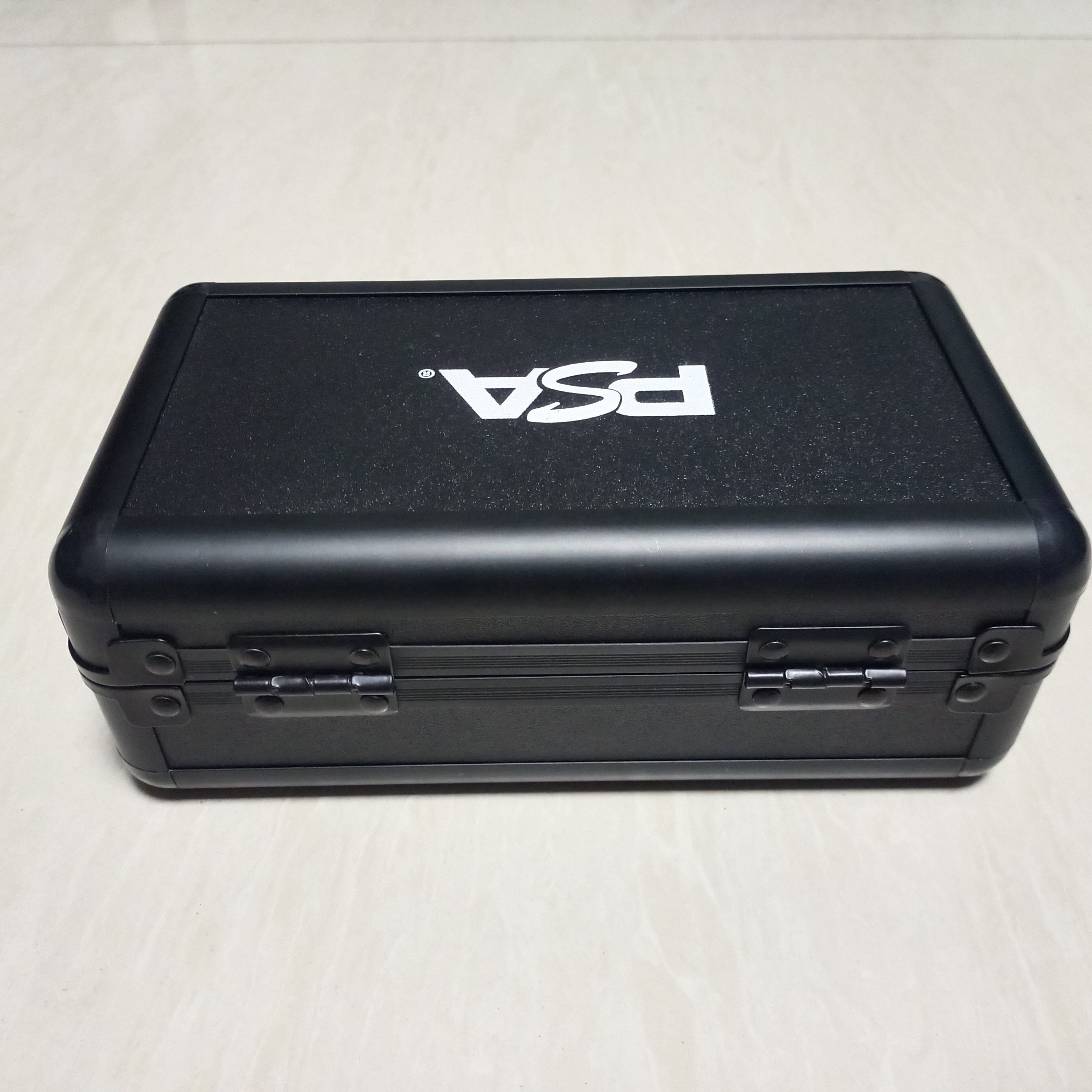 I Ramoscelli Di Eucalipto In Un Piatto Su Carta Bianca E Verde Ritorce Una Vista Piana Sopra Lastra Strisce Cerchi Forma Astratta Image271794382 - Foto 11