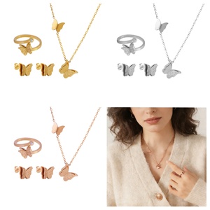 Delicato Set di Gioielli Vintage per Donne: Collana con Ciondolo a <span class=keywords><strong>Farfalla</strong></span> in Acciaio Inossidabile Placcato Oro 18K, <span class=keywords><strong>Anello</strong></span> e Orecchini con Catena - Product Image 2