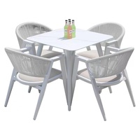 Ensemble de table et chaises en teck massif pour l'extérieur, style moderne et luxueux, avec chaise en corde et teck