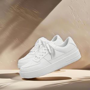 夏の新作メンズスニーカー、通気性抜群で実用的な厚底パンケーキシューズ、レースアップ、PUアッパー、ラバーアウトソール - Product Image 2