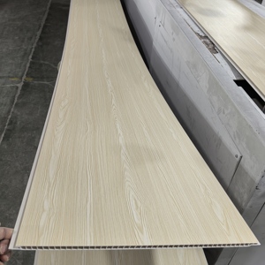 Panel de techo de pared de PVC de alta calidad, impermeable, ignífugo, color <span class=keywords><strong>madera</strong></span>, diseño a rayas para apartamentos interiores, fácil China - Product Image 4