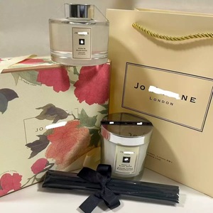 Candela Aromaterapica Stile Natalizio 2023, Rosa Vellutata ed Ebano, Profumazione di Nicchia, Realizzata a Mano in Cera di Soia, Souvenir per San Valentino e Compleanni - Product Image 2