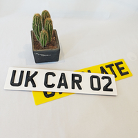 Plaque d'immatriculation de voiture britannique personnalisée plaque d'immatriculation en acrylique vierge 4D chiffres de lettres jaune blanc films réfléchissants plaques de trophées de prix