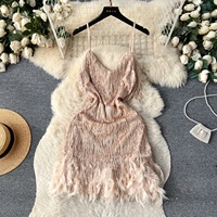 Robes Courtes Haut de Gamme 2024 pour Femmes avec Panneaux en Plumes, Sequins, Dos Nu Sexy, Taille Cintrée et Bretelles Fines à Paillettes
