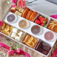 Boîte à plateaux compartimentée noire personnalisée avec compartiments pour desserts, sauces, charcuterie en papier de qualité alimentaire