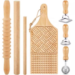 Kit de fabrication de pâtes en bois avec planche à gnocchis, moules à raviolis, rouleau à pâtisserie et roulette à découper - Product Image 1