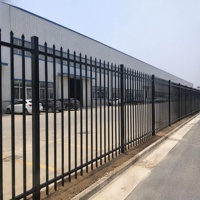 Clôture de périmètre industrielle robuste anti-escalade en acier tubulaire noir thermolaqué pour usine