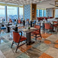 Moderne minimalistische eettafel- en stoelenset van massief hout voor luxe hotels, restaurants, milieuvriendelijk, duurzaam, geschikt voor commercieel gebruik