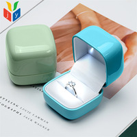 Mini boîte à bagues en cuir PU suédé avec surface peinte ronde, lumière LED, boîte à bijoux de luxe, logo personnalisé pour l'emballage de bijoux