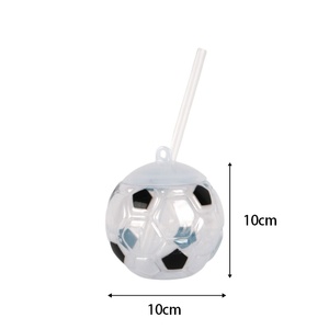 Mug en plastique en forme de ballon de football avec paille et couvercle, réutilisable, pour événements sportifs et bars, logo personnalisé, vente en gros - Product Image 2