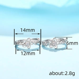 Orecchini a cerchio con fiore placcato in argento e zirconi rotondi incastonati a griffe, regalo romantico per donna. - Product Image 6