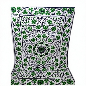 Cubrecama de algodón bordado tradicional con diseño floral verde, decoración para el hogar, para toda temporada. - Product Image 1