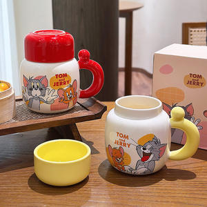 Taza de cerámica de Tom y Jerry con tapa y cuchara, resistente al calor, regalo para oficina o uso doméstico - Product Image 1