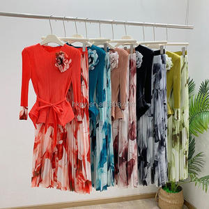 Thiết kế in họa tiết thời trang và giản dị, gồm áo hai mảnh tay dài cổ đứng và chân váy dài, dáng rộng, phù hợp với mọi người. - Product Image 6