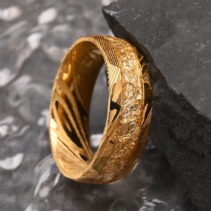 Bagues Tendance en Acier de Damas Doré 8mm avec Incrustation Fil d'Or et Feuille d'Or, Bague de Mariage et Fiançailles de Luxe pour Hommes - Product Image 1