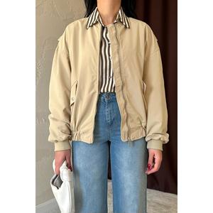 เสื้อแจ็คเก็ตบอมเบอร์สีกากีอ่อนสำหรับผู้หญิง ขายส่ง กันลม บุด้วยโพลีเอสเตอร์ทอ เสื้อคลุมลำลอง - Product Image 3