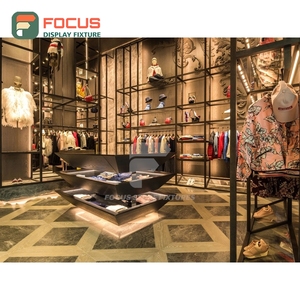 Mostrador de Exhibición de Metal Cromado de Alta Calidad para Tiendas Boutique, Diseño Interior Comercial para Tiendas de Ropa - Product Image 2
