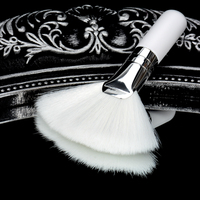 Outil de beauté en bois avec logo personnalisé, mini manche court, pinceaux de maquillage synthétiques doux et moelleux pour le visage, pinceau pour masque en éventail, vente en gros
